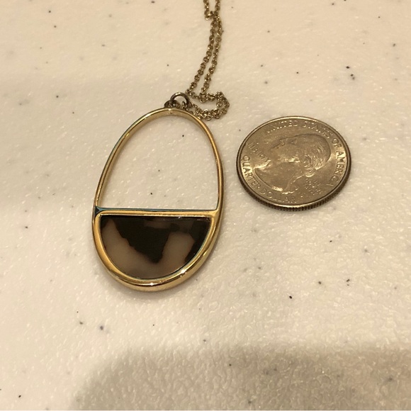 GORGEOUS Loft Necklace long gold tone chain with oval pendant faux tortoise - Picture 10 of 11